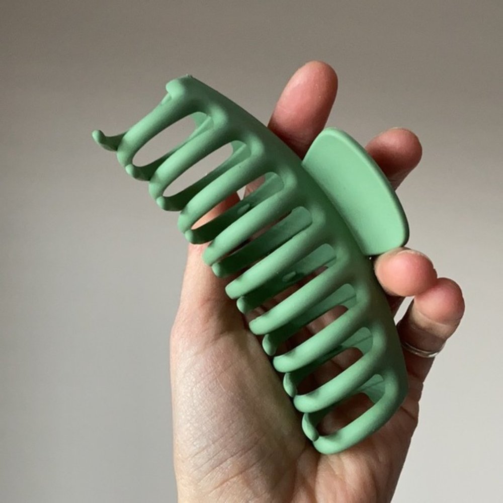 FREE Large claw clip - Picture 3 of 10